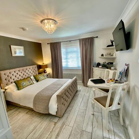 The Knightwood Oak A Luxury King Size En-Suite Space - Lymington New Forest With Totally Private Entrance - Key Box Entry - Free Parking & Private Outdoor Seating Area - Town ,Shops , Pubs & Solent Way Walking Distance & Complimentary Breakfast Items Ngoại thất bức ảnh
