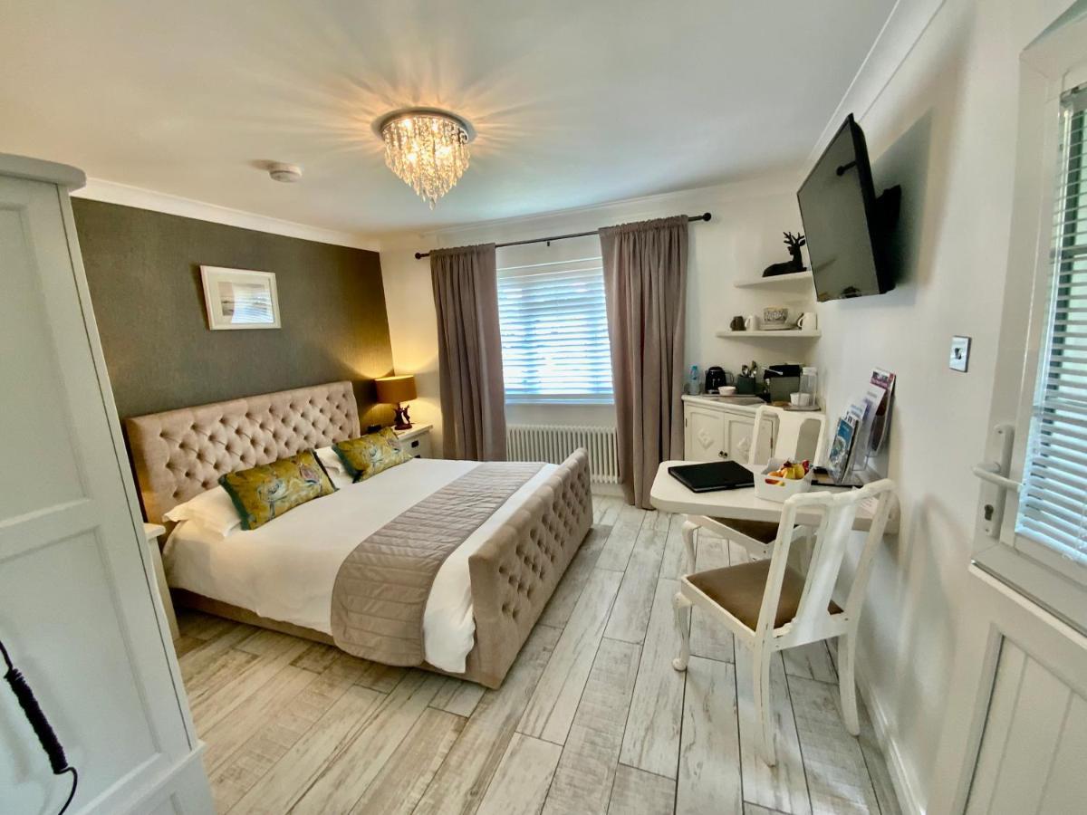 The Knightwood Oak A Luxury King Size En-Suite Space - Lymington New Forest With Totally Private Entrance - Key Box Entry - Free Parking & Private Outdoor Seating Area - Town ,Shops , Pubs & Solent Way Walking Distance & Complimentary Breakfast Items Ngoại thất bức ảnh