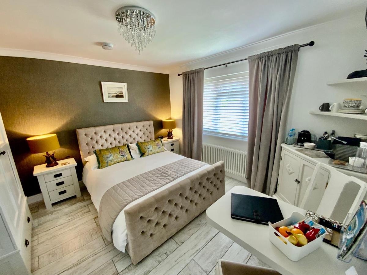The Knightwood Oak A Luxury King Size En-Suite Space - Lymington New Forest With Totally Private Entrance - Key Box Entry - Free Parking & Private Outdoor Seating Area - Town ,Shops , Pubs & Solent Way Walking Distance & Complimentary Breakfast Items Ngoại thất bức ảnh