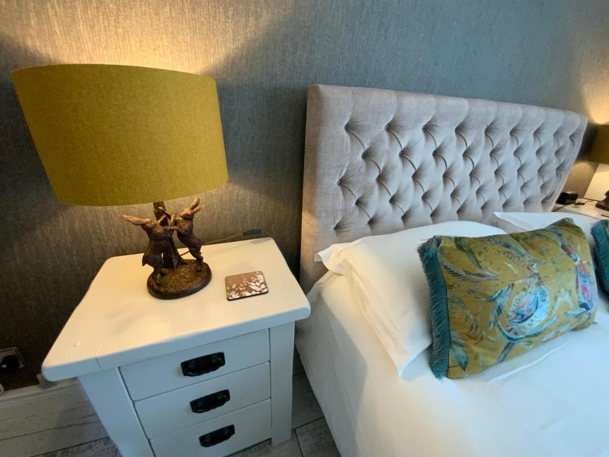 The Knightwood Oak A Luxury King Size En-Suite Space - Lymington New Forest With Totally Private Entrance - Key Box Entry - Free Parking & Private Outdoor Seating Area - Town ,Shops , Pubs & Solent Way Walking Distance & Complimentary Breakfast Items Ngoại thất bức ảnh