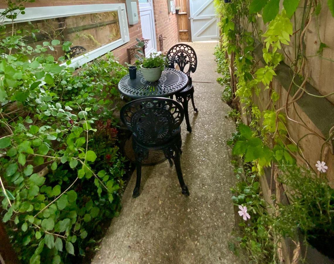 The Knightwood Oak A Luxury King Size En-Suite Space - Lymington New Forest With Totally Private Entrance - Key Box Entry - Free Parking & Private Outdoor Seating Area - Town ,Shops , Pubs & Solent Way Walking Distance & Complimentary Breakfast Items Ngoại thất bức ảnh