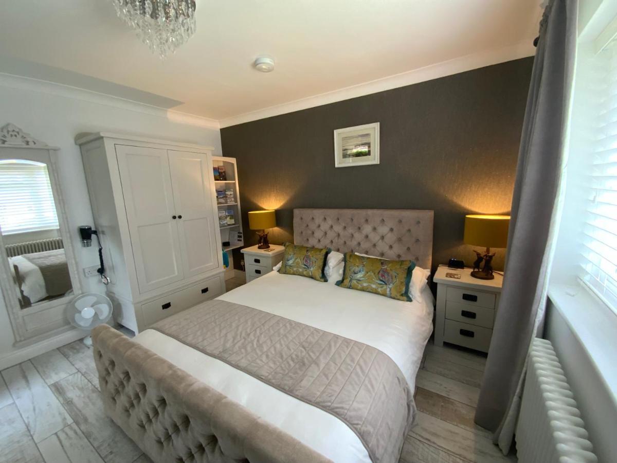 The Knightwood Oak A Luxury King Size En-Suite Space - Lymington New Forest With Totally Private Entrance - Key Box Entry - Free Parking & Private Outdoor Seating Area - Town ,Shops , Pubs & Solent Way Walking Distance & Complimentary Breakfast Items Ngoại thất bức ảnh