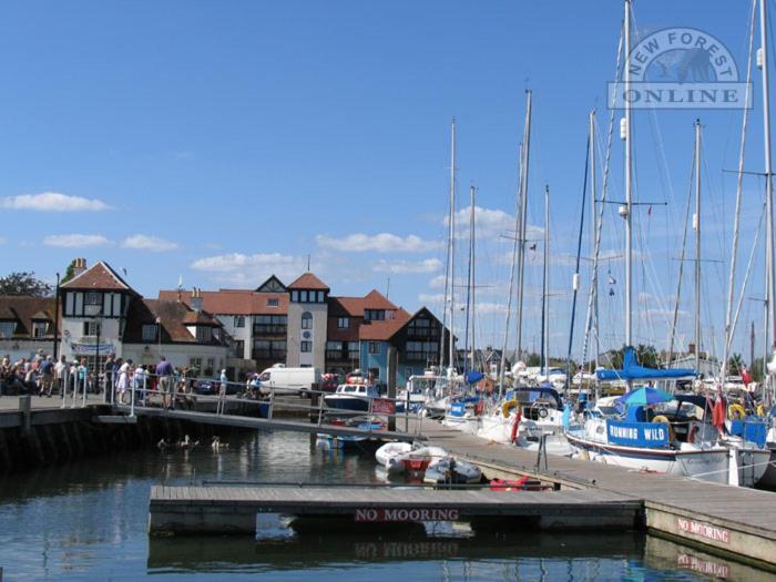 The Knightwood Oak A Luxury King Size En-Suite Space - Lymington New Forest With Totally Private Entrance - Key Box Entry - Free Parking & Private Outdoor Seating Area - Town ,Shops , Pubs & Solent Way Walking Distance & Complimentary Breakfast Items Ngoại thất bức ảnh