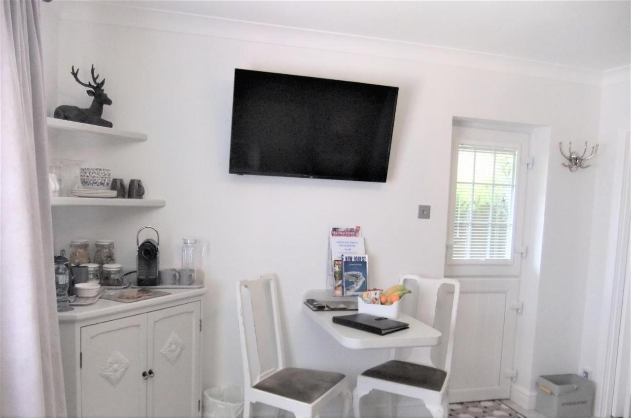 The Knightwood Oak A Luxury King Size En-Suite Space - Lymington New Forest With Totally Private Entrance - Key Box Entry - Free Parking & Private Outdoor Seating Area - Town ,Shops , Pubs & Solent Way Walking Distance & Complimentary Breakfast Items Ngoại thất bức ảnh
