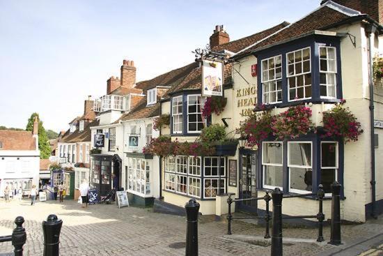 The Knightwood Oak A Luxury King Size En-Suite Space - Lymington New Forest With Totally Private Entrance - Key Box Entry - Free Parking & Private Outdoor Seating Area - Town ,Shops , Pubs & Solent Way Walking Distance & Complimentary Breakfast Items Ngoại thất bức ảnh