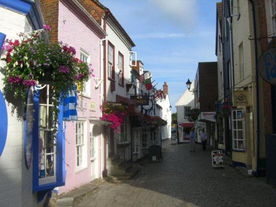 The Knightwood Oak A Luxury King Size En-Suite Space - Lymington New Forest With Totally Private Entrance - Key Box Entry - Free Parking & Private Outdoor Seating Area - Town ,Shops , Pubs & Solent Way Walking Distance & Complimentary Breakfast Items Ngoại thất bức ảnh