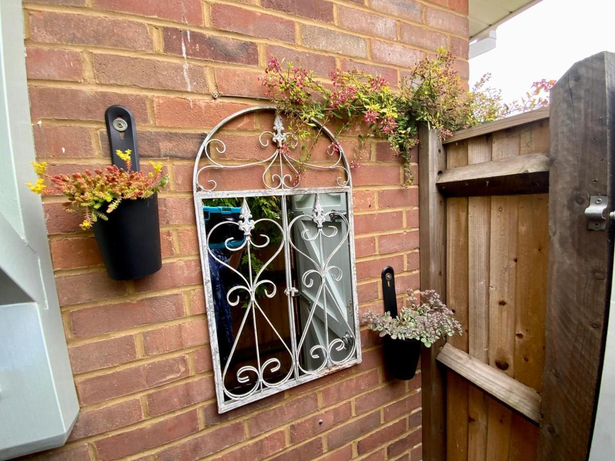 The Knightwood Oak A Luxury King Size En-Suite Space - Lymington New Forest With Totally Private Entrance - Key Box Entry - Free Parking & Private Outdoor Seating Area - Town ,Shops , Pubs & Solent Way Walking Distance & Complimentary Breakfast Items Ngoại thất bức ảnh